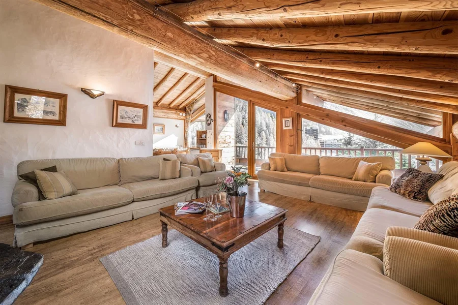 Warm chalet for twelve with a traditional style photo 1