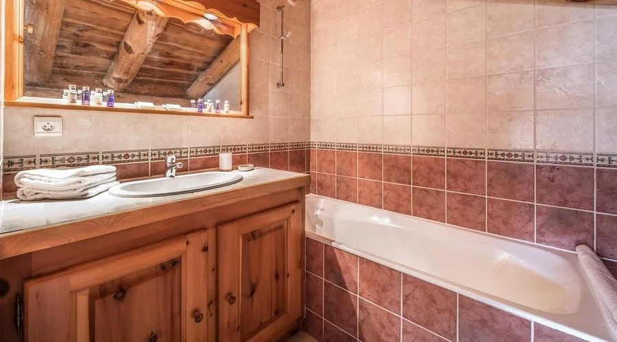 Warm chalet for twelve with a traditional style photo 8