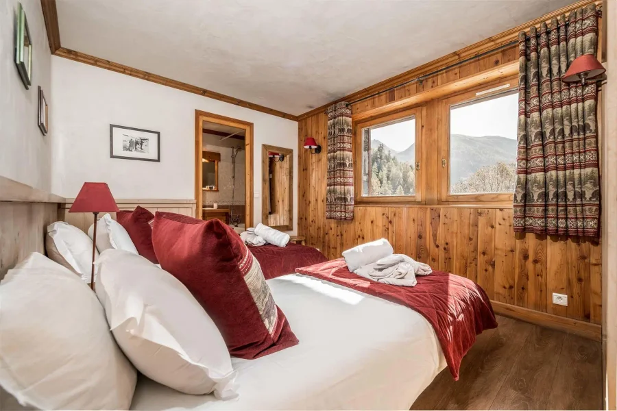 Warm chalet for twelve with a traditional style photo 9
