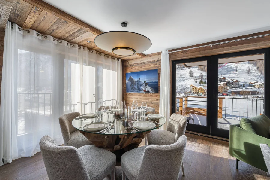 Contemporary ski-in/ski-out apartment photo 3