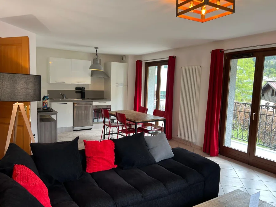 First floor apartment in the heart of Chamonix with mountain views photo 2