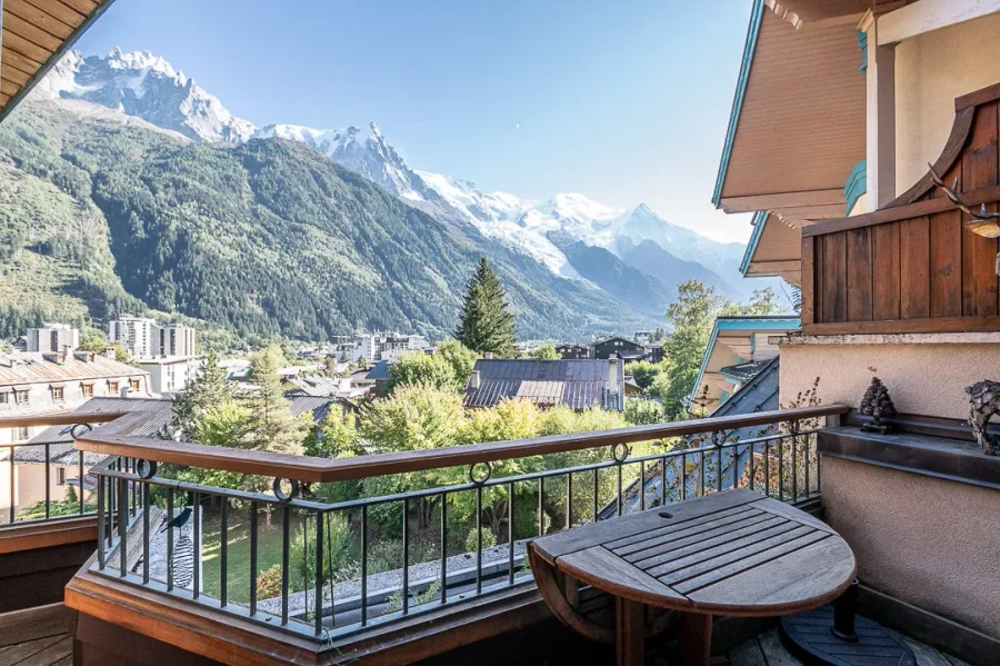 Traditional south facing apartment with great mountain views photo 2