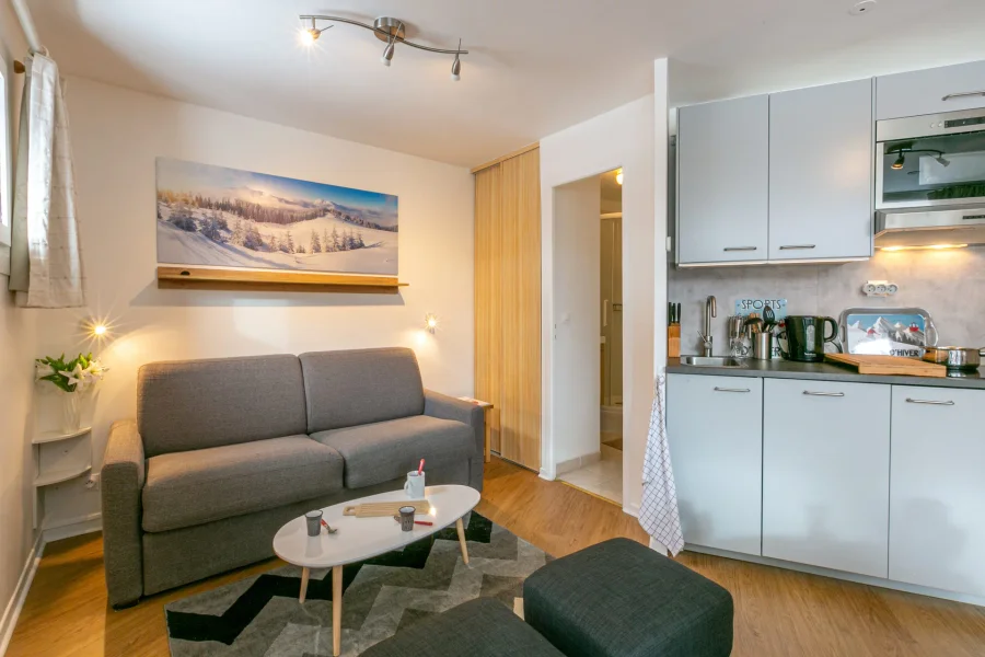 Classic style apartment with sunny balcony photo 3