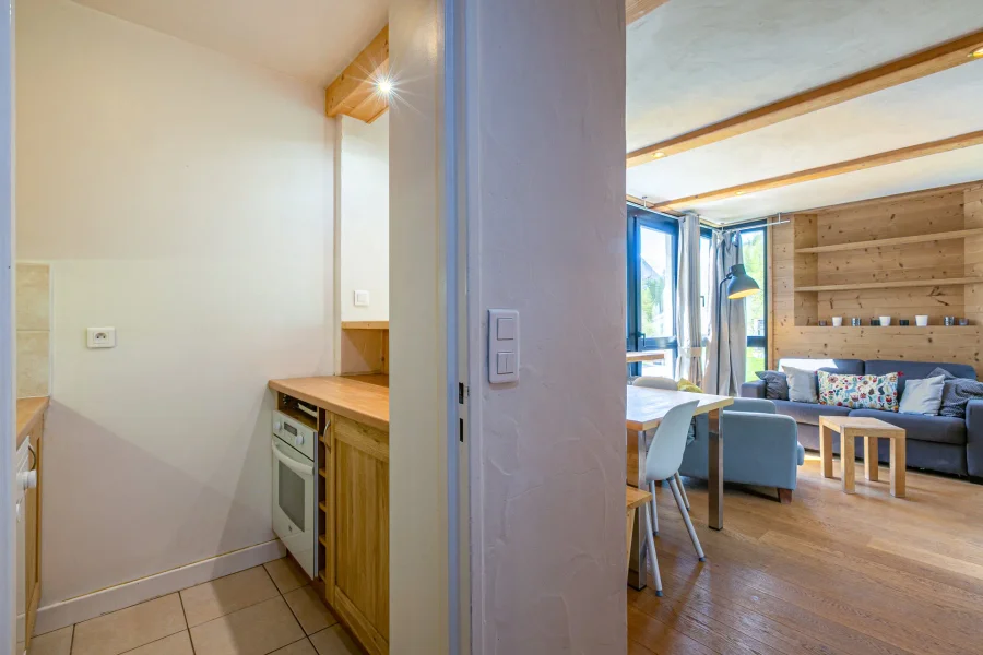 Central contemporary apartment photo 4