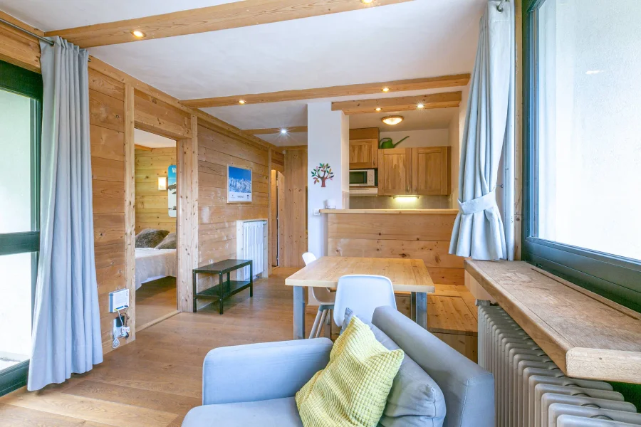 Central contemporary apartment photo 2