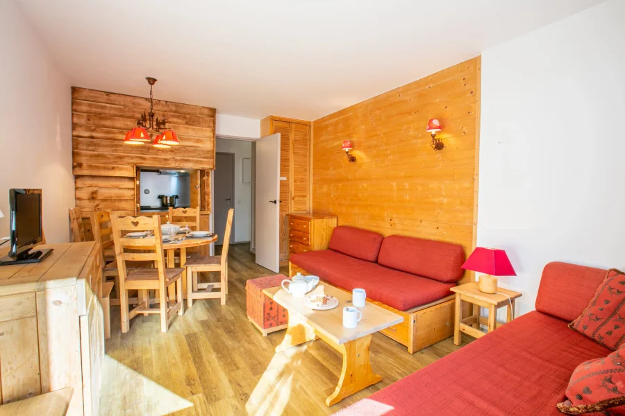 Sunny apartment in the heart of the village, steps from the slopes and shops photo 2
