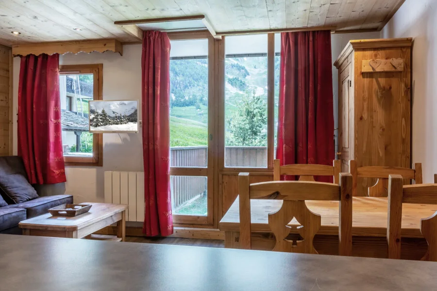 Ski-in ski-out studio for four with west-facing terrace photo 4