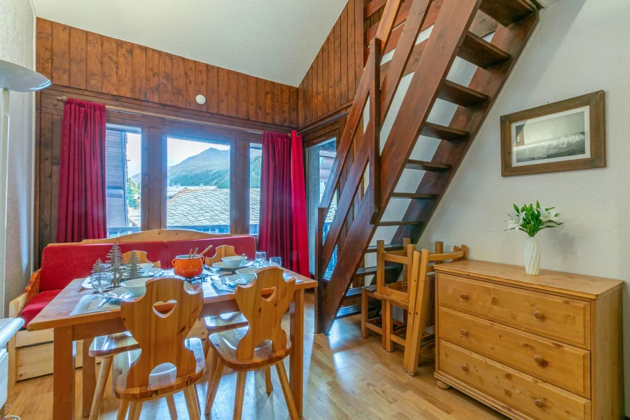 Ski-in alpine apartment with mezzanine, balcony and covered parking photo 3