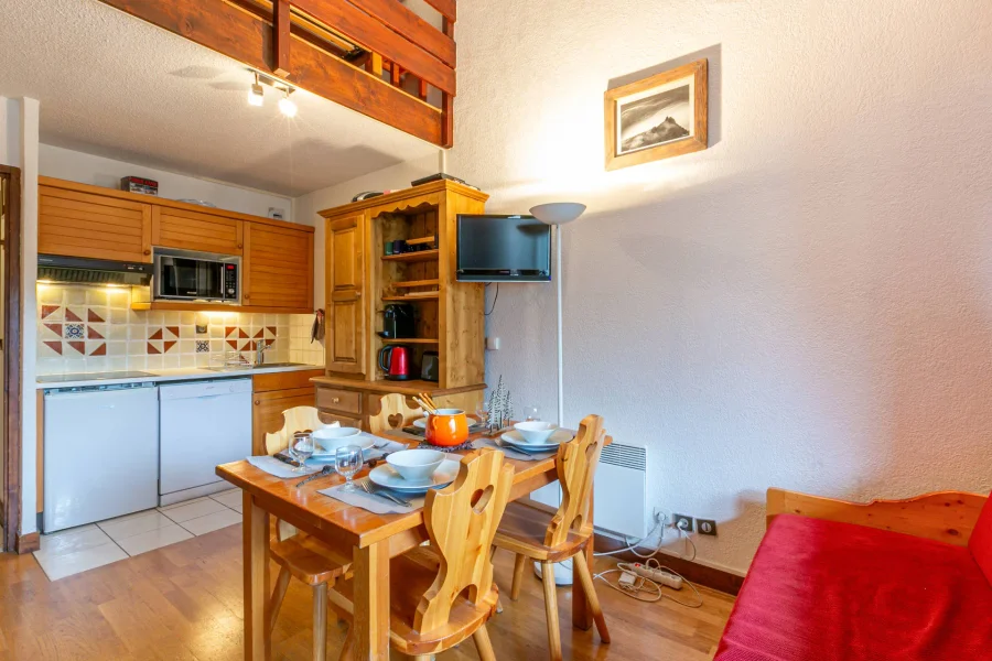 Ski-in alpine apartment with mezzanine, balcony and covered parking photo 2