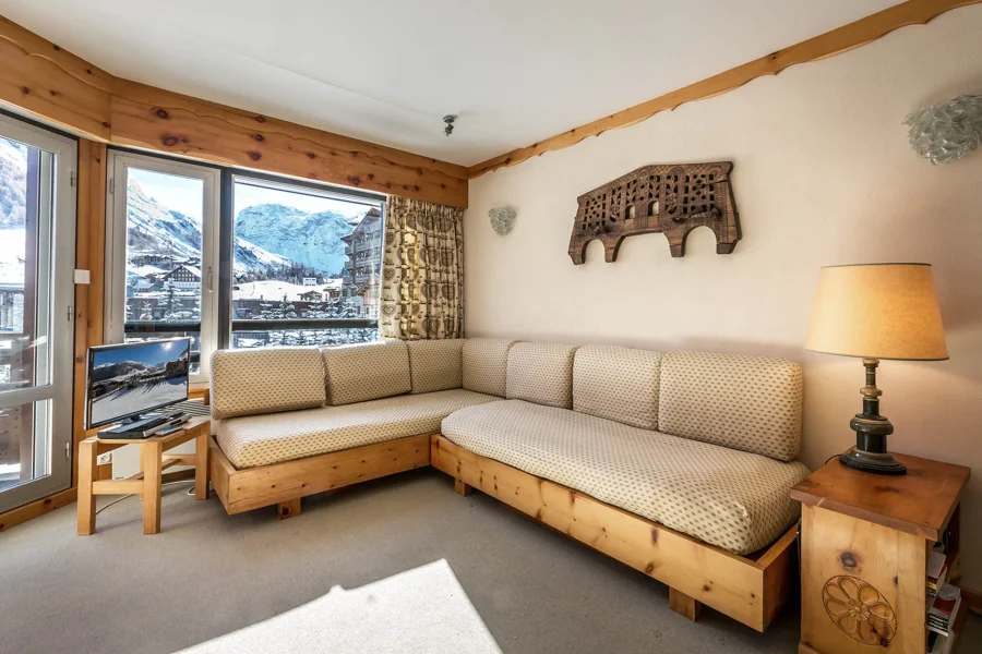 Elegant alpine apartment with panoramic Solaise views and sunny balconies photo 2