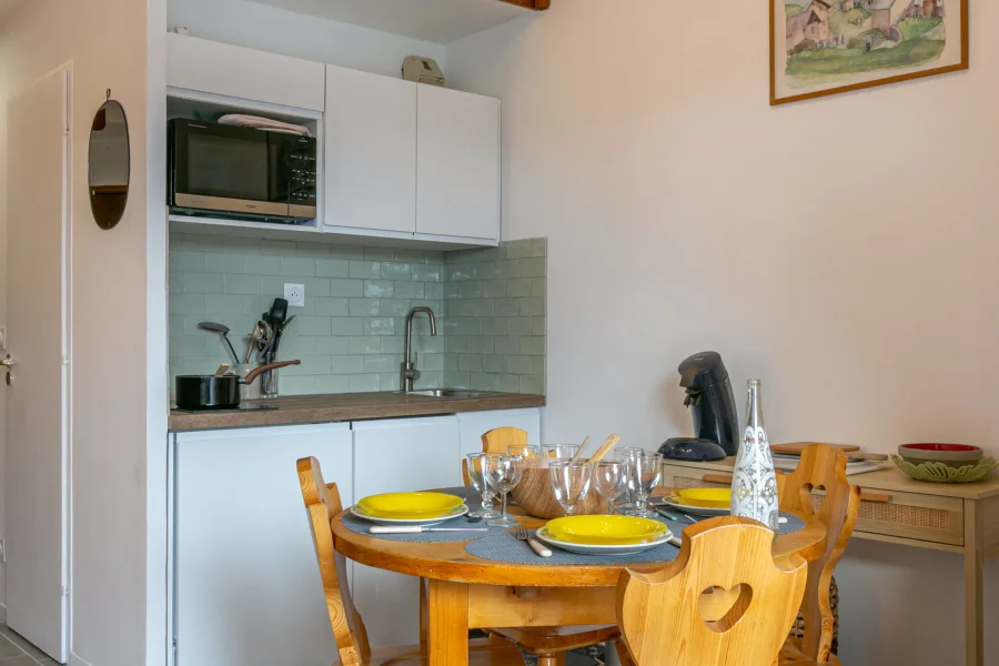Bright contemporary studio with a sunny balcony and alpine charm photo 4