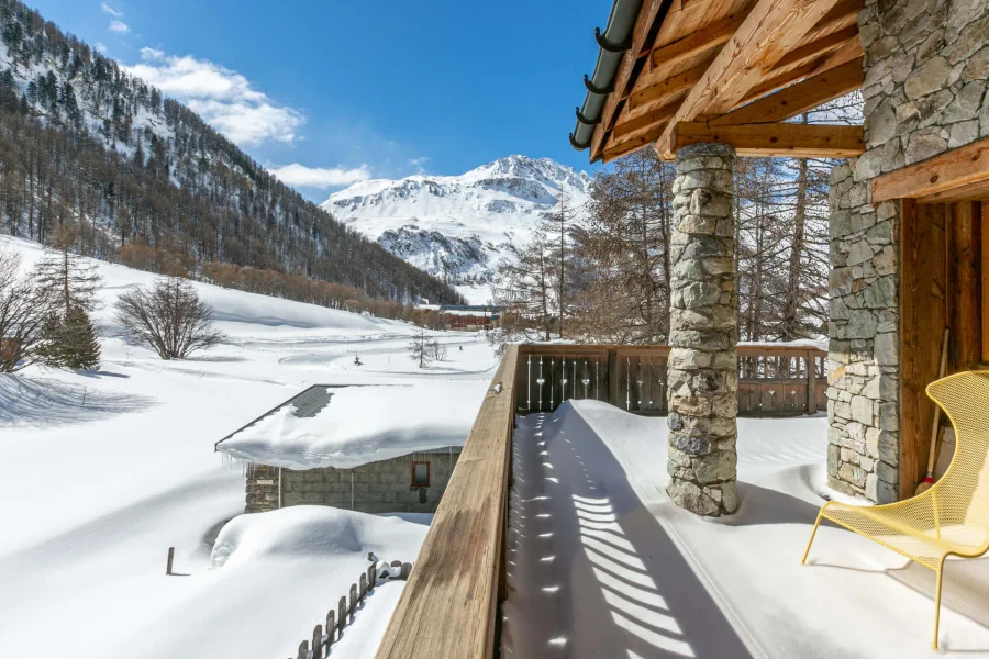 Luxe chalet for a large group photo 3