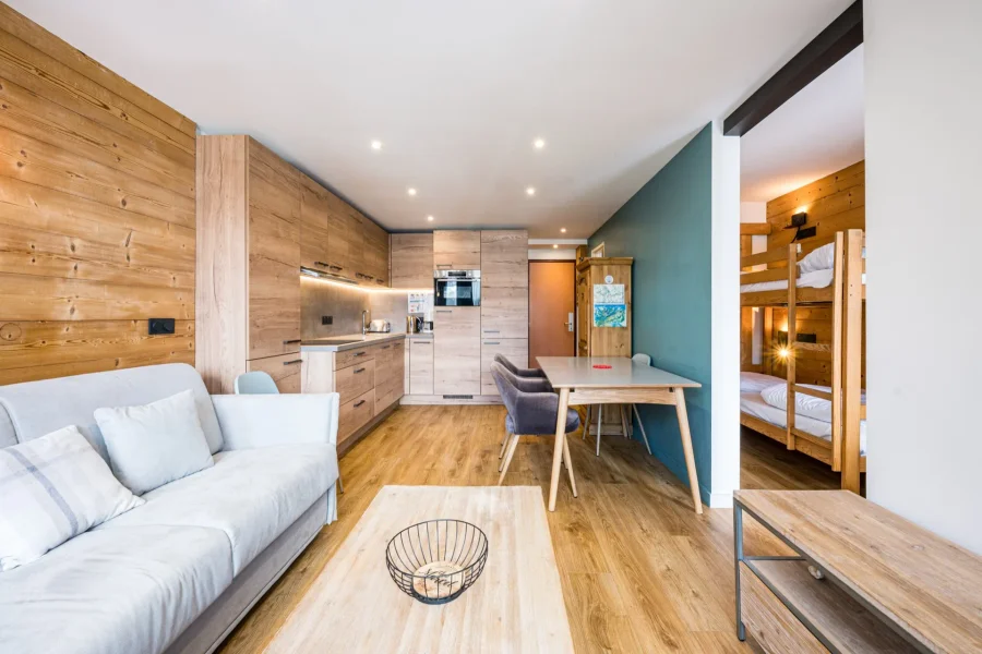 Charming slope-side studio with sunny balcony and cozy cabin photo 4