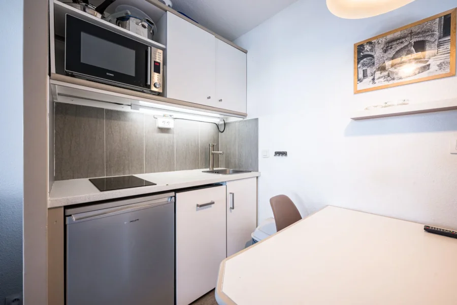 Renovated studio close to the lifts photo 5