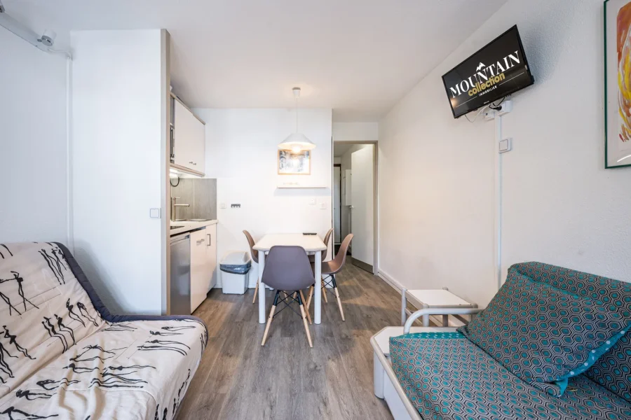 Renovated studio close to the lifts photo 2