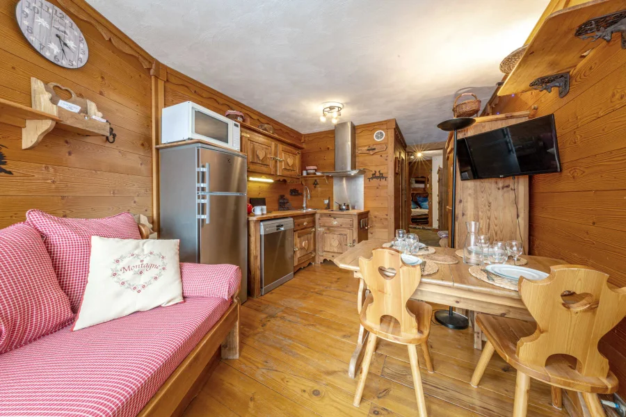 Charming studio with south-facing balcony offering lovely village views photo 2